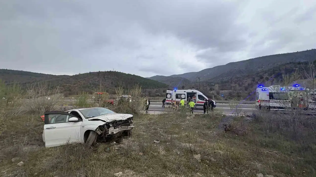 D100 karayolunda dehşet anları: Kontrolden çıkan otomobil kanala uçtu, 4 kişi yaralandı