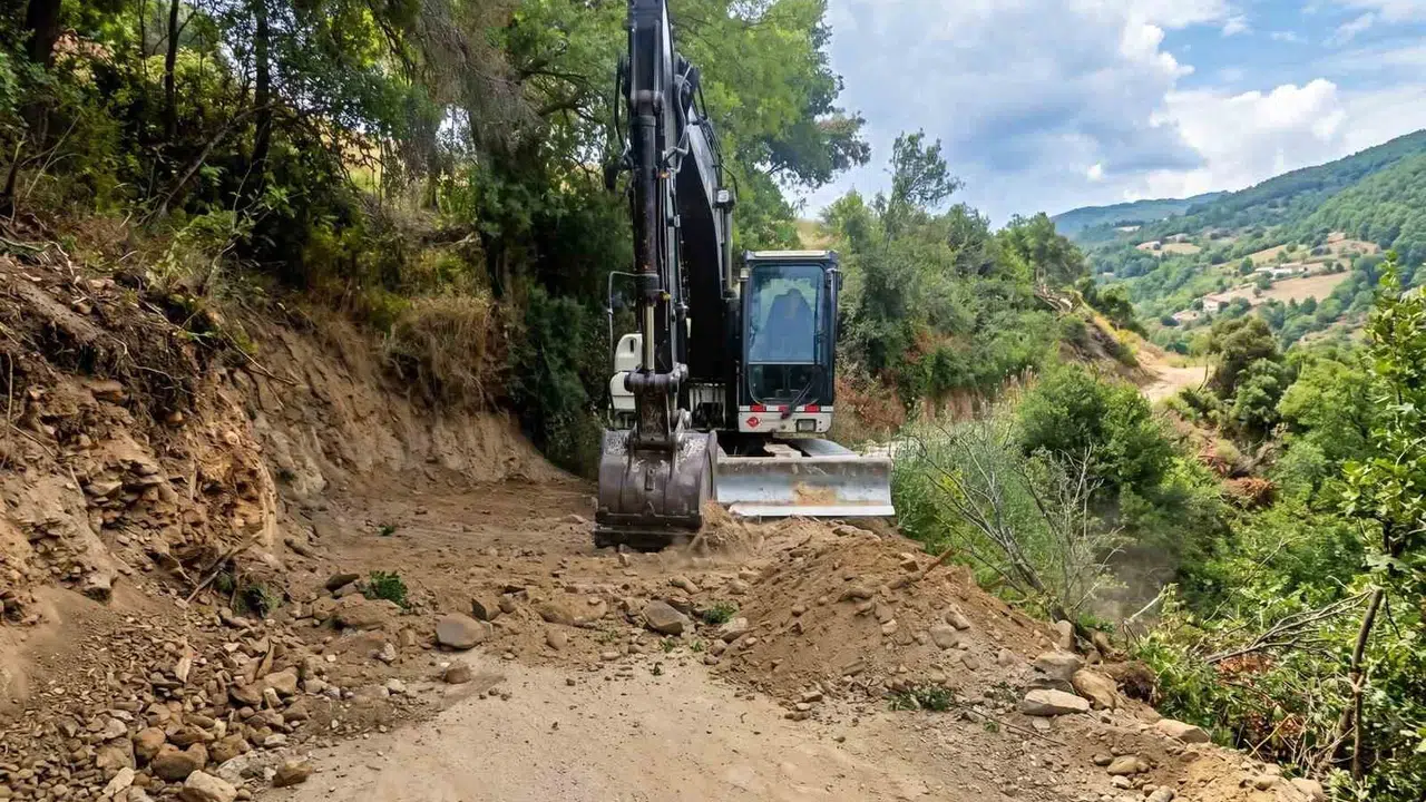 Efeler’de ulaşım seferberliği: Üreticinin yolu açıldı, yüzler güldü