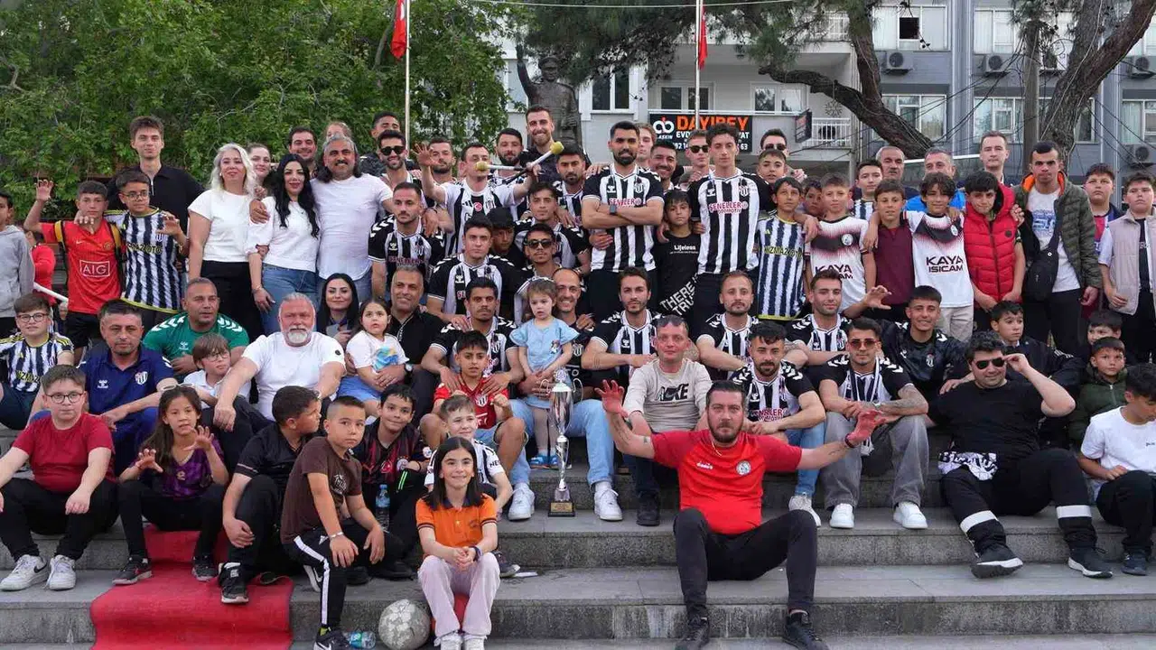 Rakiplerine sahayı dar etti, namağlup şampiyonlukla tarih yazdı: Burhaniye'de kupa coşkusu