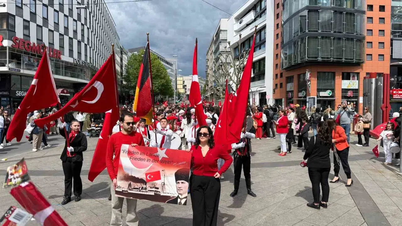Stuttgart’ta ay-yıldız coşkusu: Schlossplatz Meydanı Türk rüzgarıyla sarsıldı