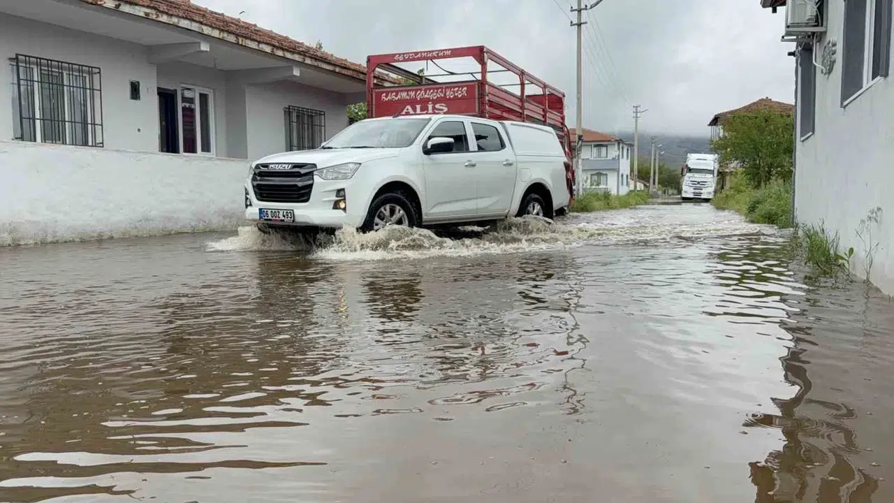 Yeşilırmak alarm veriyor: Turhal'da vatandaş kendi önlemini aldı