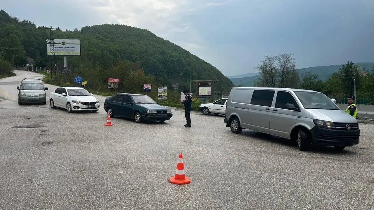 Düzce trafiğinde sıkı takip: Binlerce araç denetlendi, kuralları hiçe sayanlar affedilmedi