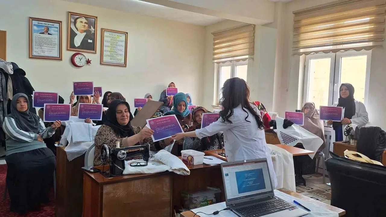 Menopoz dönemini korku değil bilgiyle yönetiyorlar: Bayburtlu kadınlar için rehber niteliğinde okul