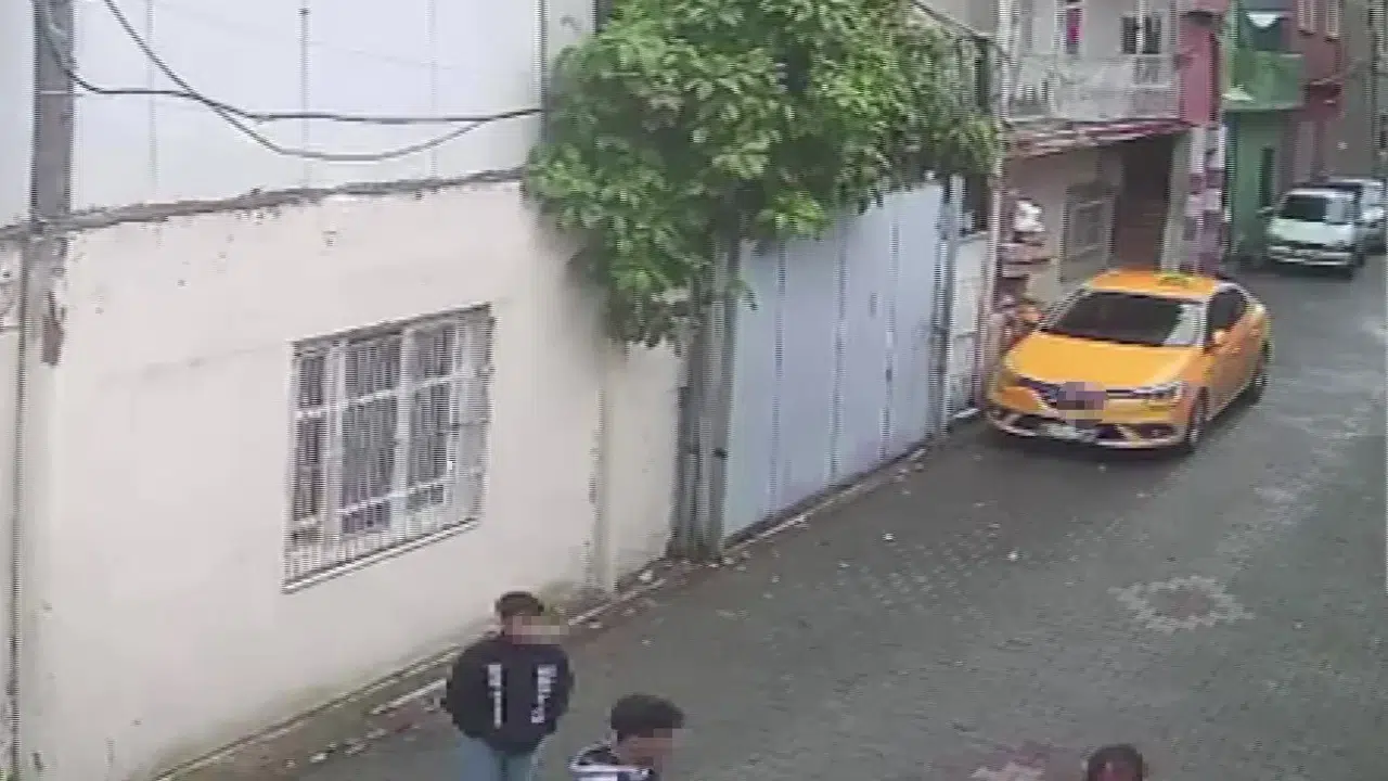 Adana'da vicdanları sızlatan anlar: Sokakta yaşayan vatandaşa saldırıp güldüler