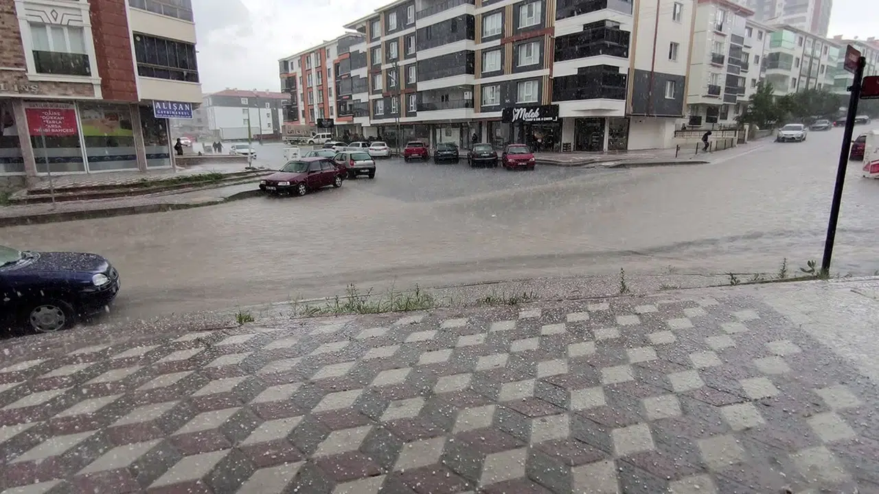 Başkentte hayatı felç eden anlar: Gökyüzü delindi, cadde ve sokaklar sular altında kaldı