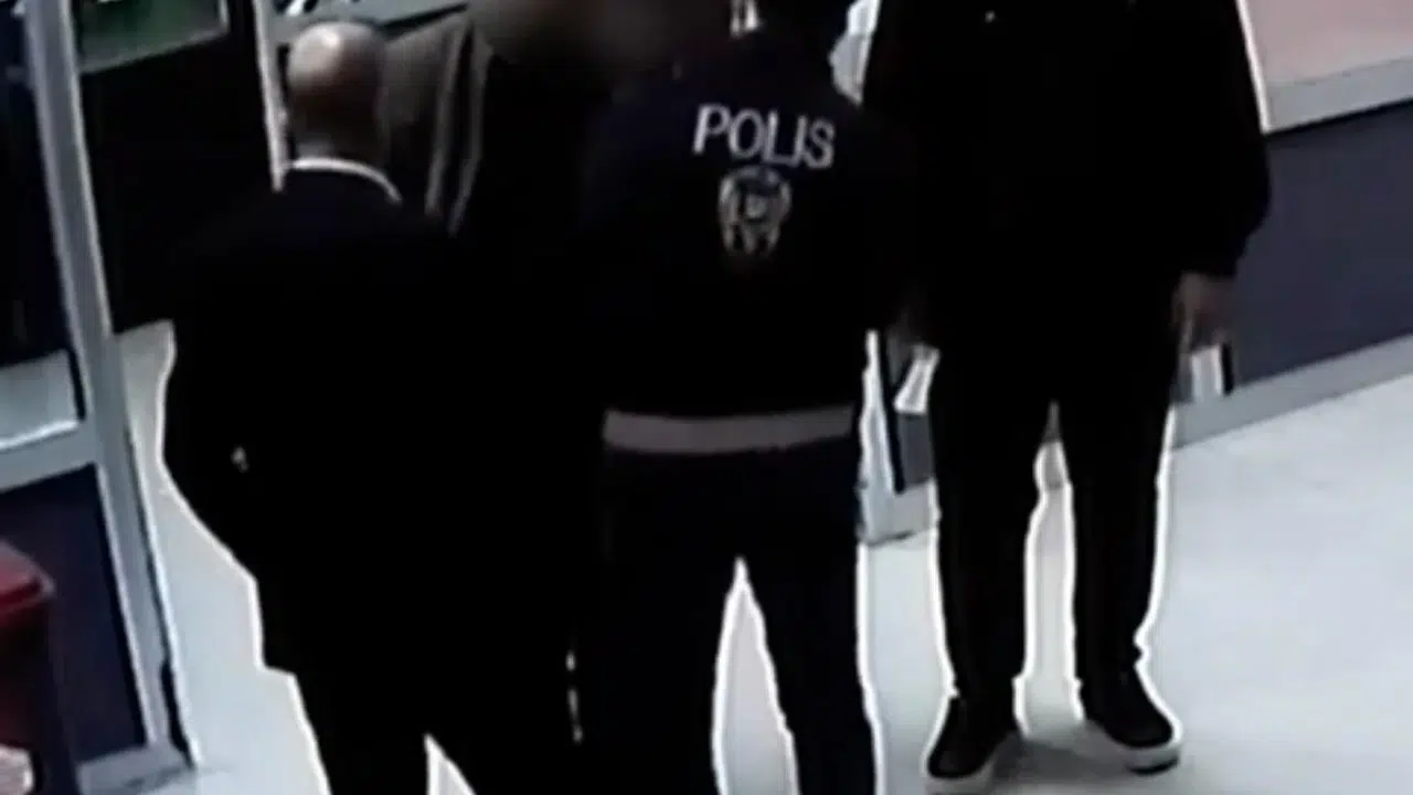 Ehliyet sınavında teknolojik hile girişimi: Polis baskınıyla suçüstü yakalandılar