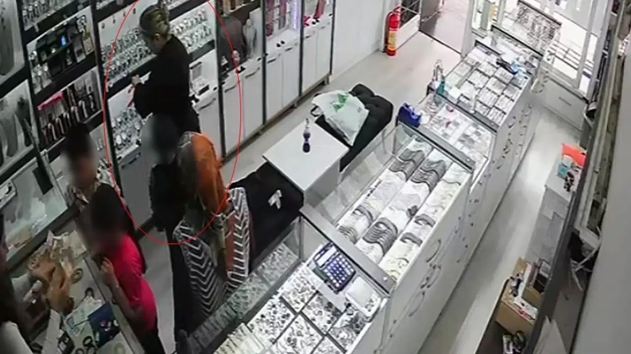 Bozuk paralarla dikkat dağıttı: Saatçide pes dedirten hırsızlık anı