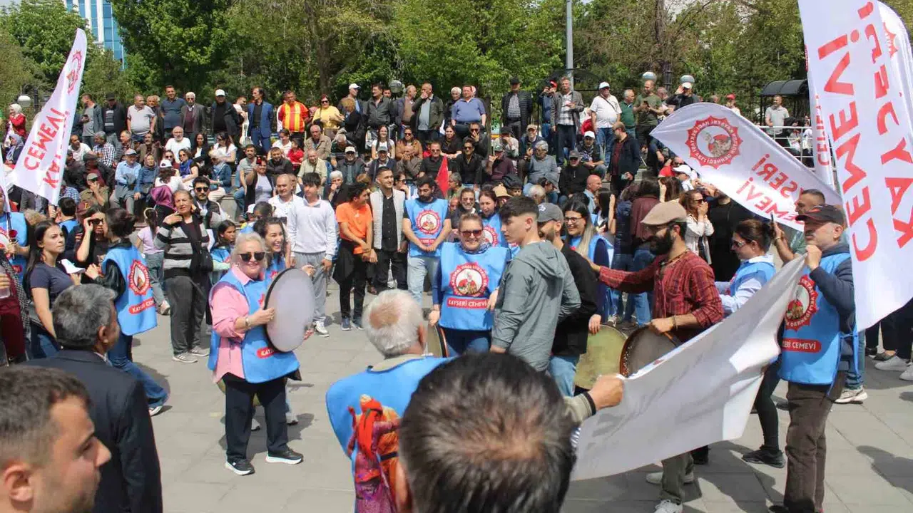 Kayseri sokakları 1 Mayıs coşkusuyla inledi: Emekçiler taleplerini halaylarla haykırdı