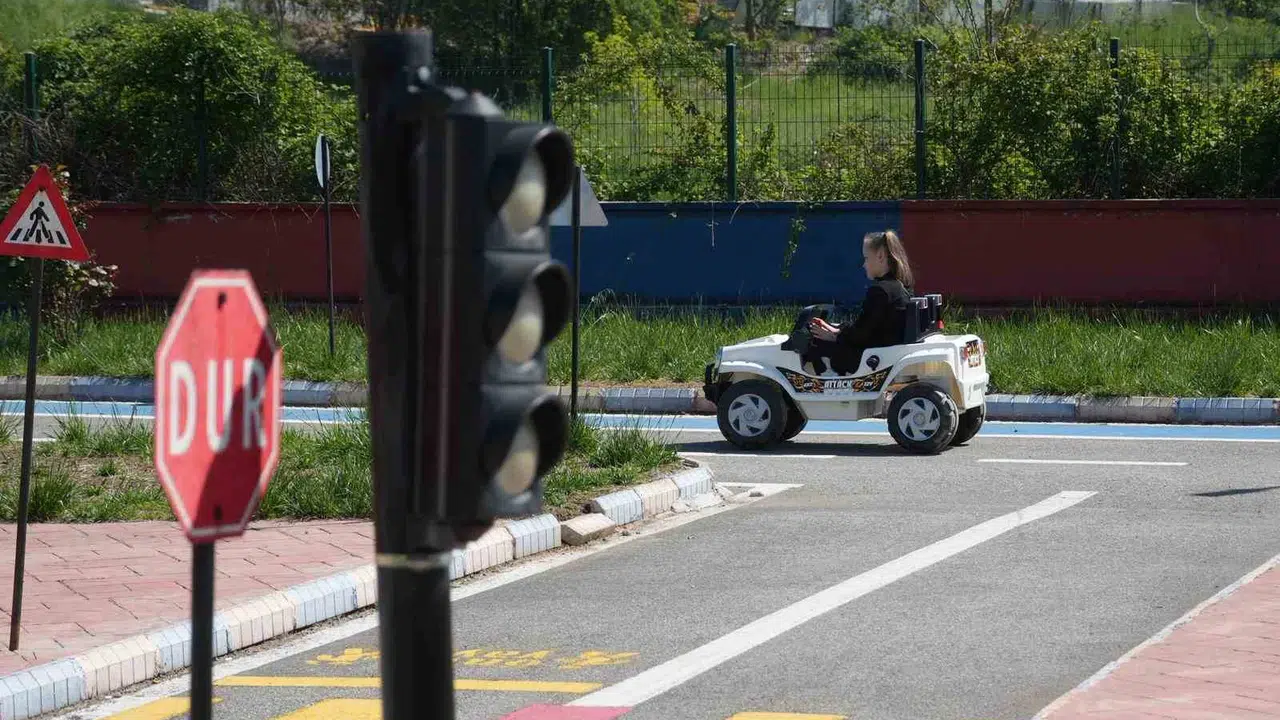 Sınıfta değil direksiyon başında: Minikler trafik kurallarını uygulamalı öğrendi