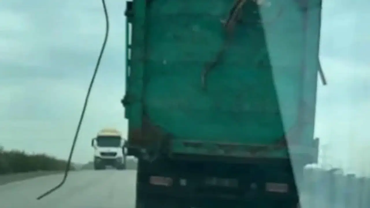 Aliağa trafiğinde dehşet anları: Tonlarca ağırlıktaki hurda yola taştı
