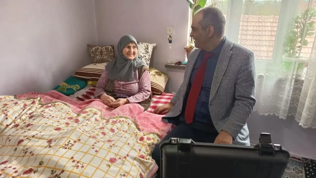 Devletin şefkat eli köylünün ayağına gitti: Nüfus müdürlüğü işlemleri evde tamamladı