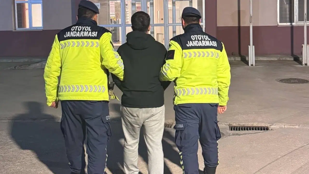 Trafikte dehşet anları: Kaza sonrası sürücüyü dövüp kaçtılar, adliye çıkışı cezaevini boyladılar