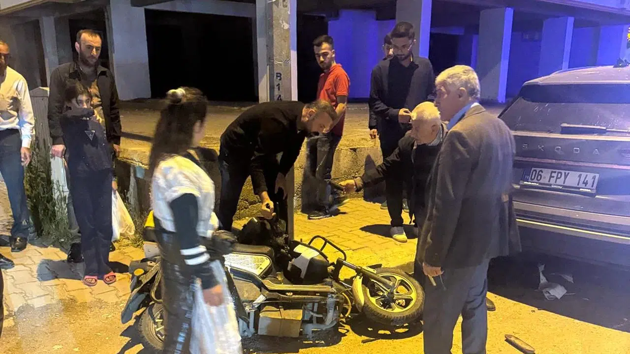 Batman'da korku dolu anlar: Motosikletli sürücü park halindeki aracın altına girdi