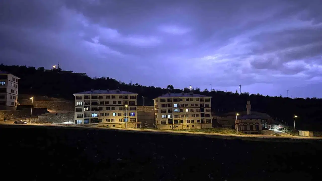 Kayseri'de gökyüzü adeta ateşe verildi: Şiddetli yağış şehri esir aldı