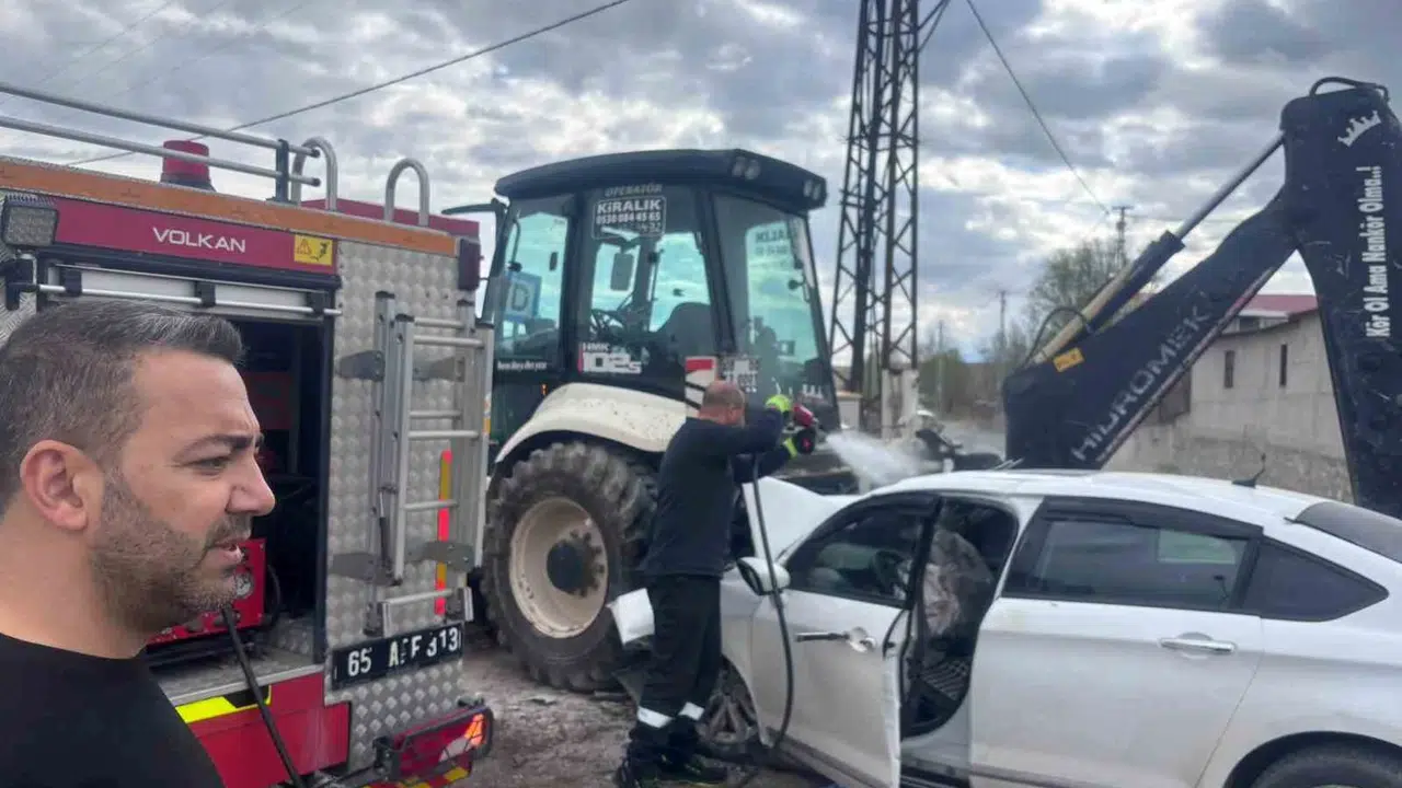 Van-Erciş yolunda korkutan kaza: İş makinesi otomobile çarptı