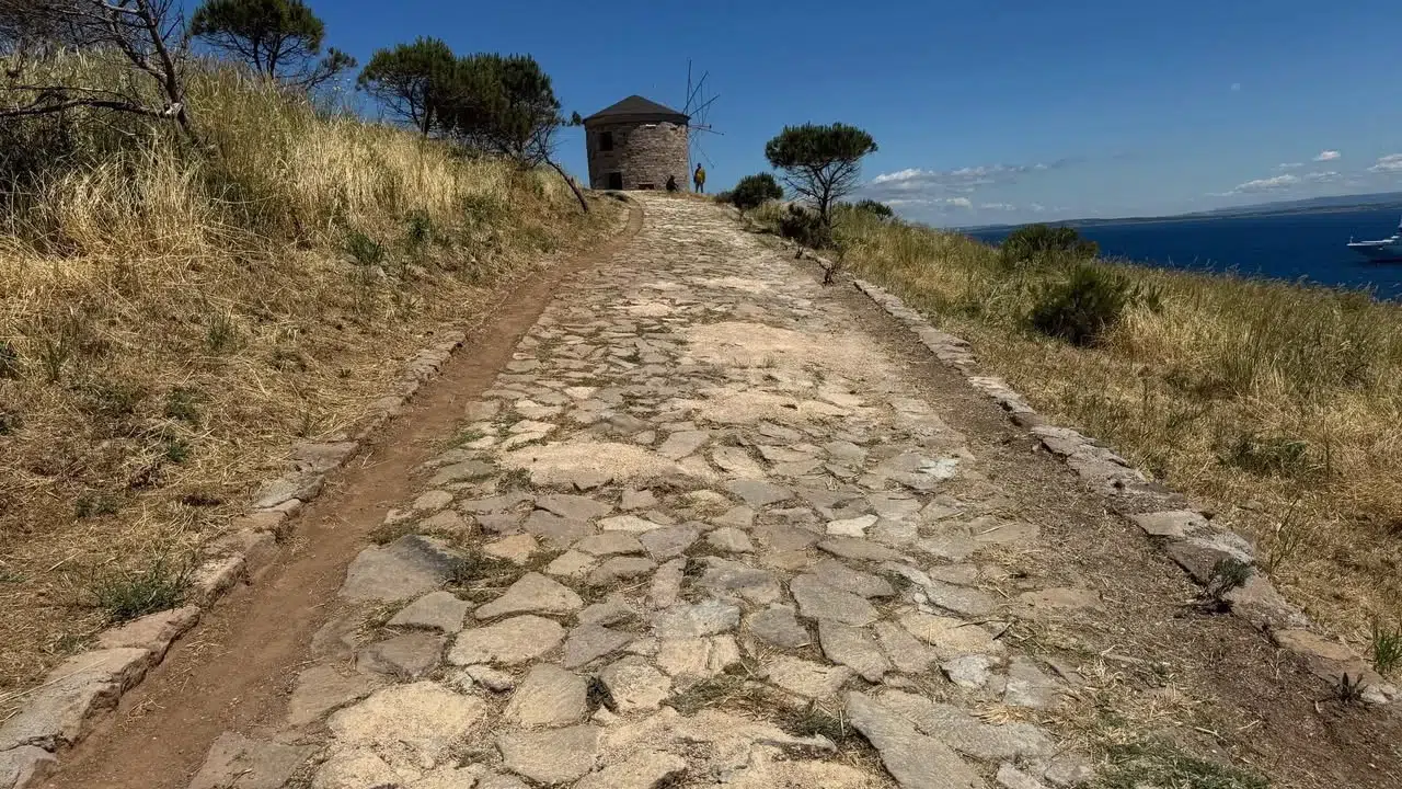 Bozcaada’nın simgeleri yeniden hayat buldu: Tarihi yel değirmenleri turizmin gözdesi oldu