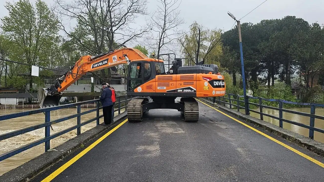 Sakarya Nehri alarm veriyor: Köprü ayaklarına dolanan dev ağaçlar korku dolu anlar yaşattı