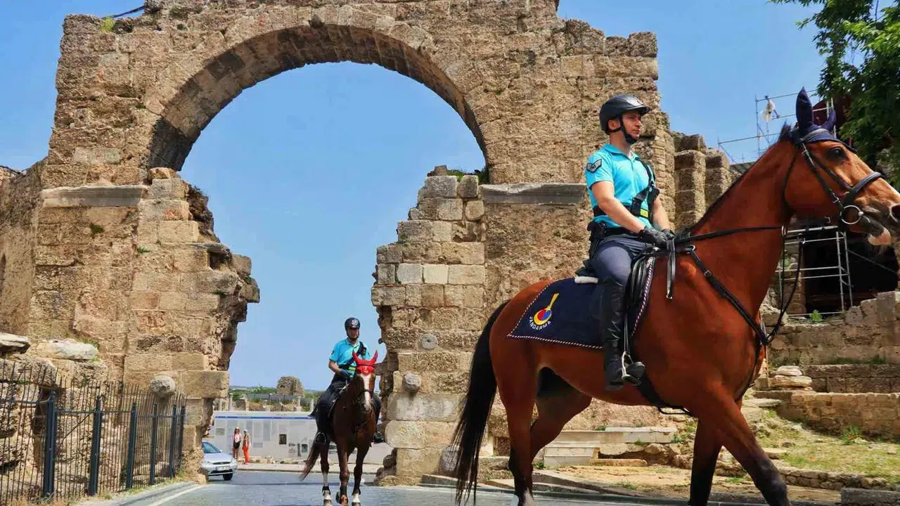 Turistlerin gözdesi Side’de yeni dönem: Atlı jandarmalar asayişi devraldı