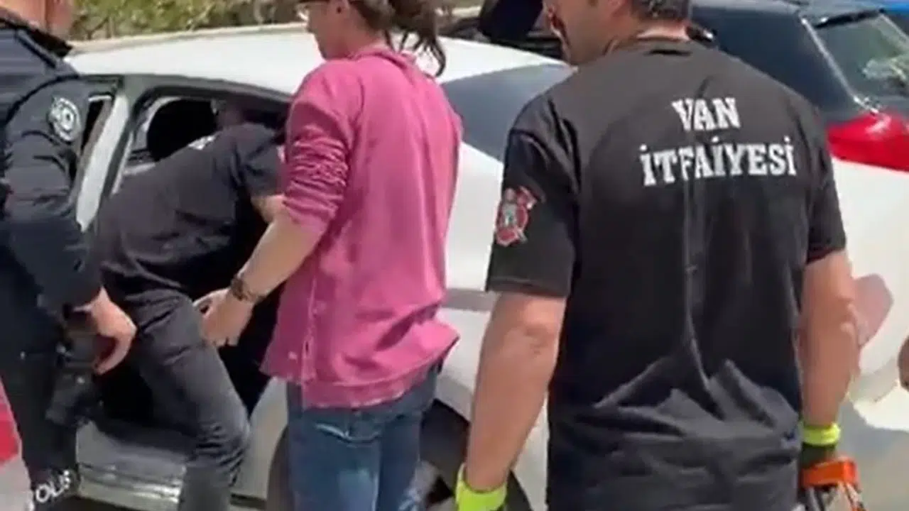 Annesinin bir anlık dalgınlığı korku dolu anlara dönüştü: Van'da otomobilde mahsur kalan minik çocuk için zamanla yarışıldı