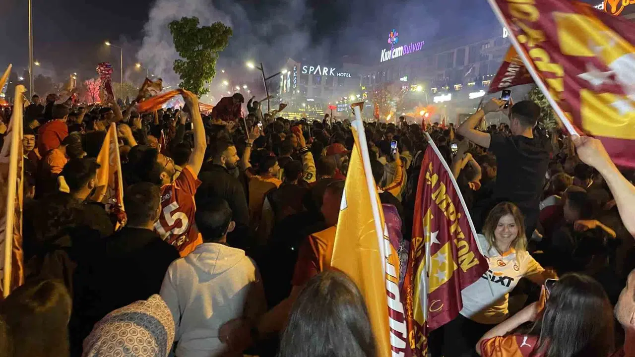 Konya sokakları sarı-kırmızıya boyandı: Şampiyonluk coşkusu gecenin geç saatlerine kadar sürdü