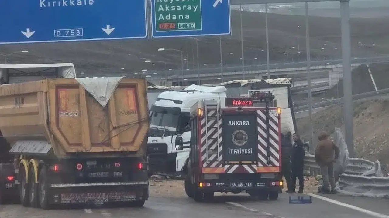 Konya yolunda tır dehşeti: Tonlarca ürün yola saçıldı, sürücü hastanelik oldu