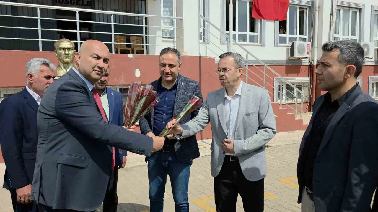 Hassa'da muhtarlardan eğitim camiasına anlamlı destek: Çiçeklerle moral verdiler
