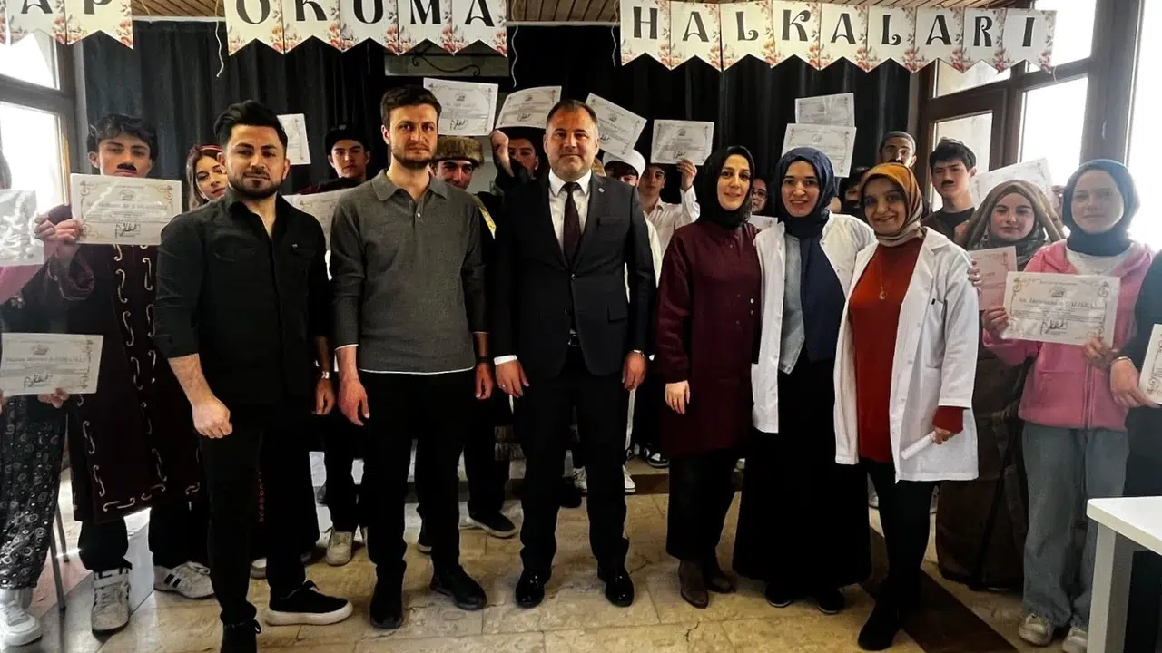 Sayfalar dolusu satırlar sahne ışıklarıyla buluştu: Bayburtlu gençler edebiyatı yeniden yorumladı