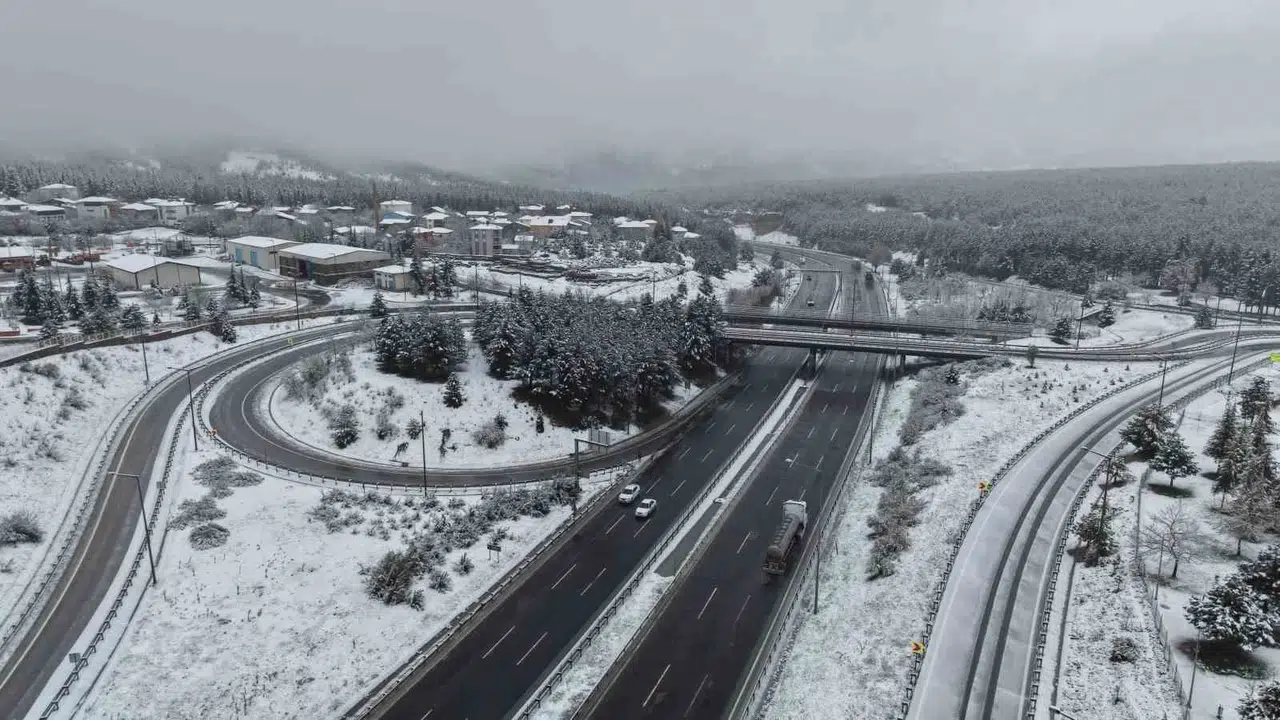Adana’nın zirvesi kışa teslim: Pozantı’da kartpostallık görüntüler havadan kaydedildi
