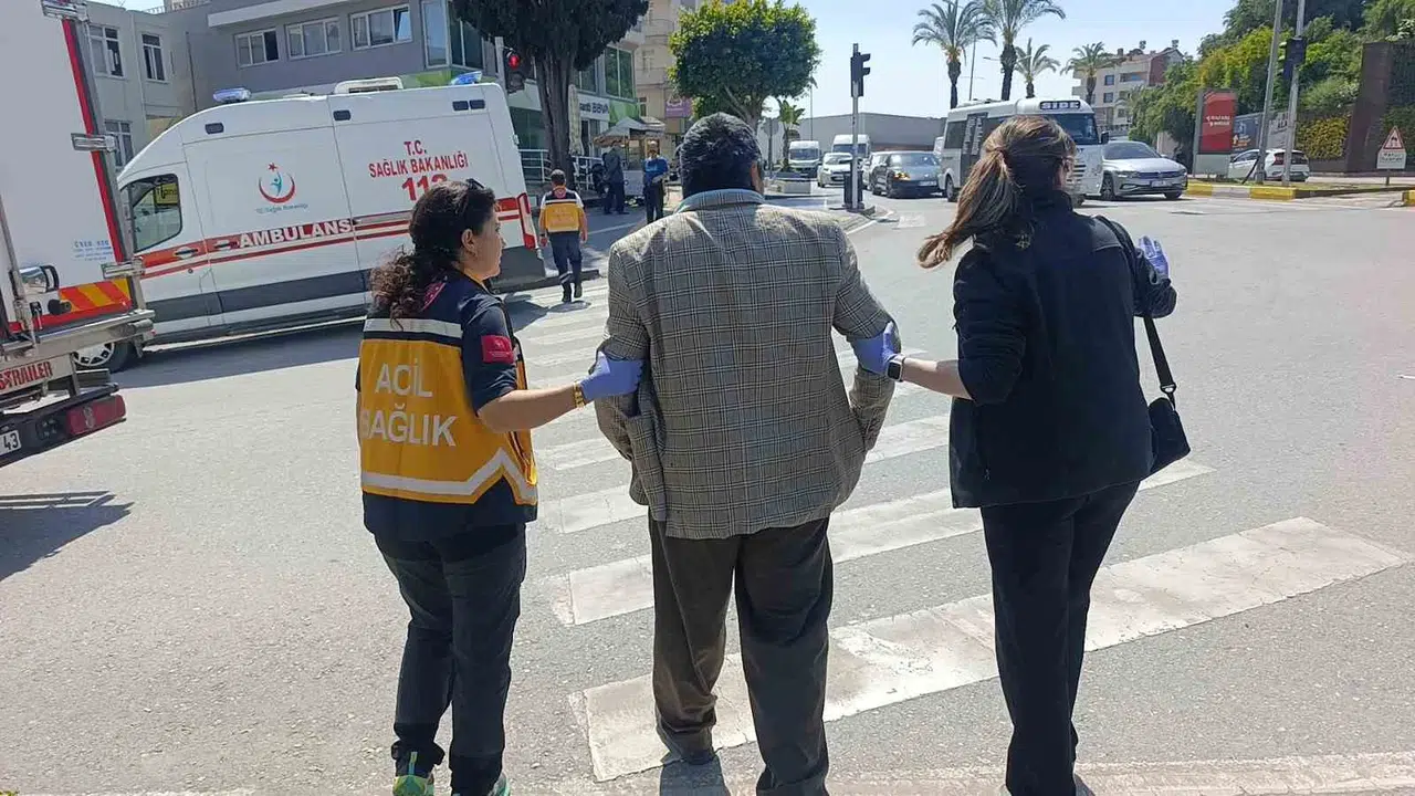 Manavgat'ta dehşet anları: Yaya geçidinde çarptığı avukatı bırakıp kaçtı