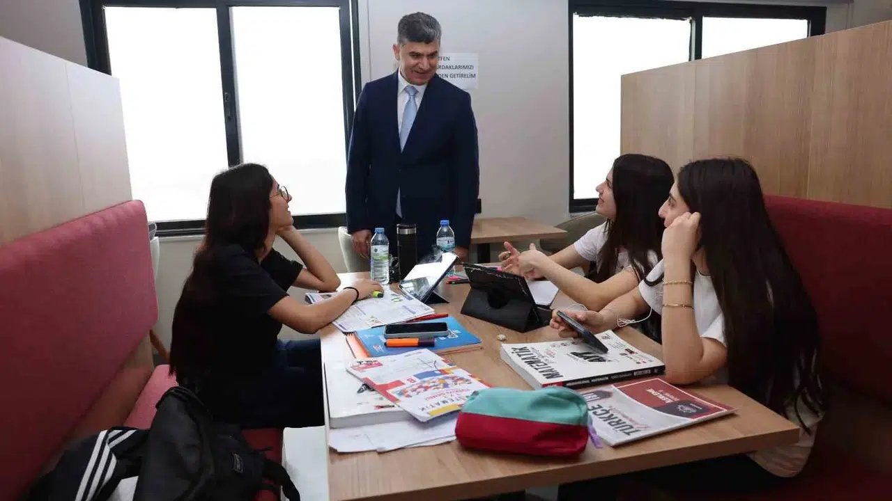 Denize nazır ders keyfi: Akdeniz’in yeni bilgi durağı kapılarını açtı