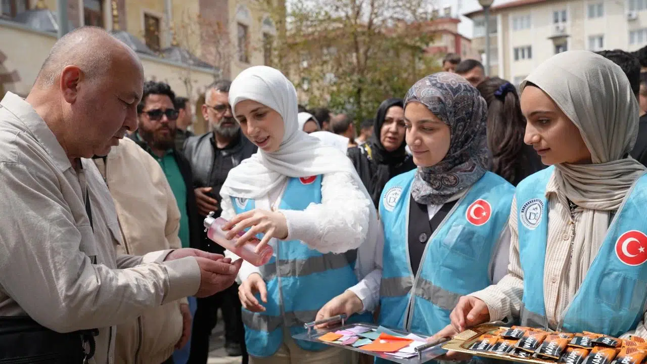 Gaziantep’te kutsal yolculuk heyecanı: Hacı adayları gözyaşlarıyla uğurlandı