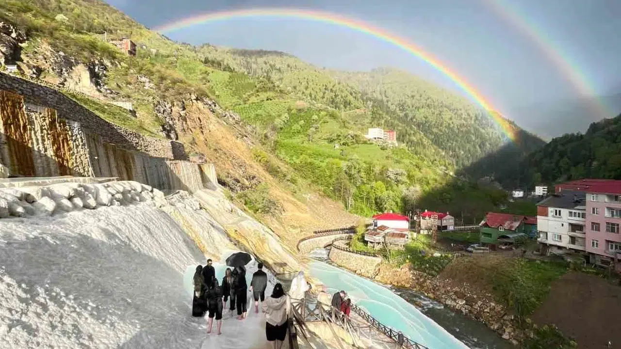 Giresun’un doğa harikası Göksu Travertenleri’nde kartpostallık anlar: Yağmur sonrası gökyüzü renk cümbüşüne döndü