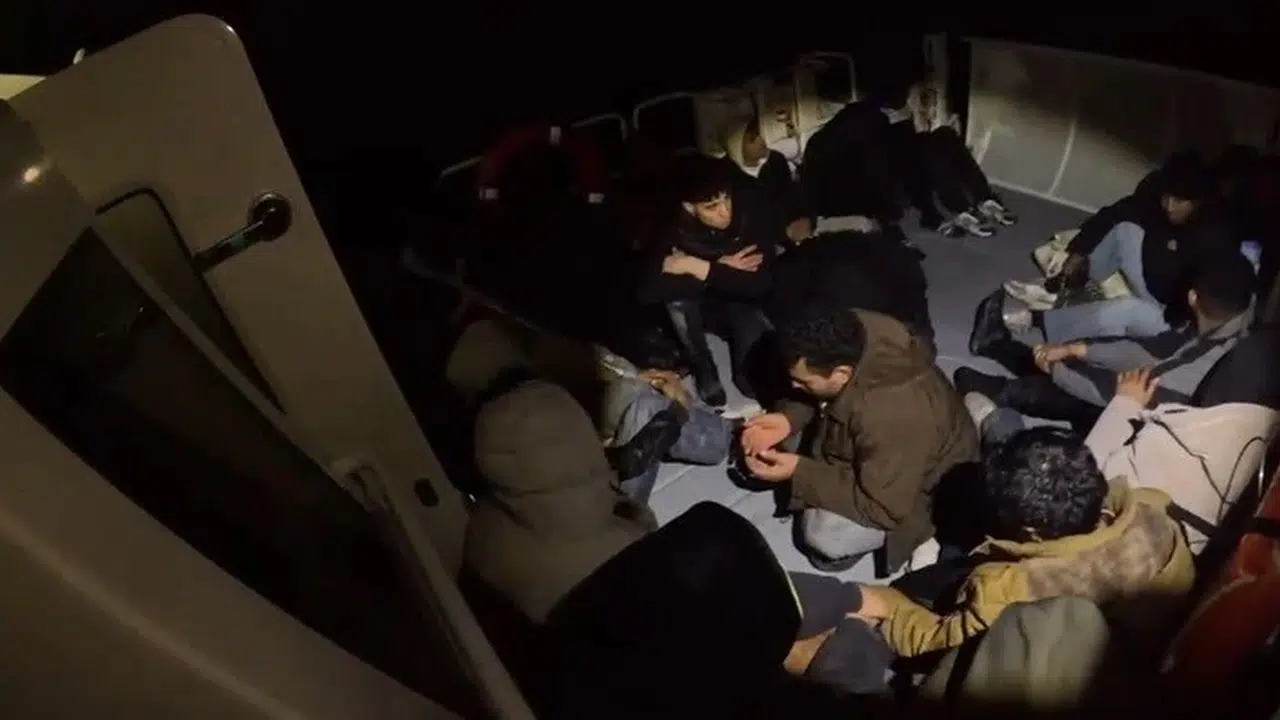 Kuşadası açıklarında ölümle burun buruna geldiler: Sahil Güvenlik'ten nefes kesen operasyon