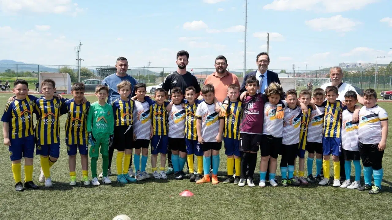 Tavşanlı’da yeşil sahalarda bayram coşkusu: Geleceğin yıldızları sahne aldı