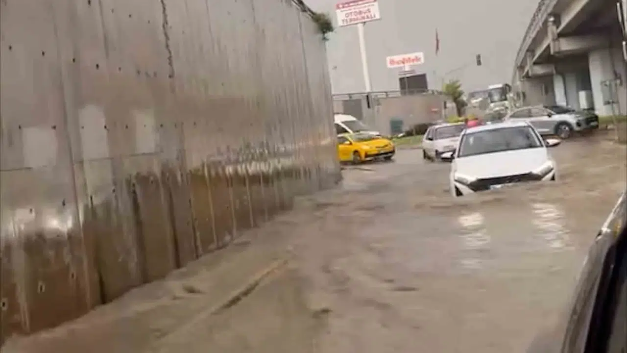 Bolu'da hayatı felç eden afet: Gökyüzü delindi, cadde ve sokaklar sular altında kaldı