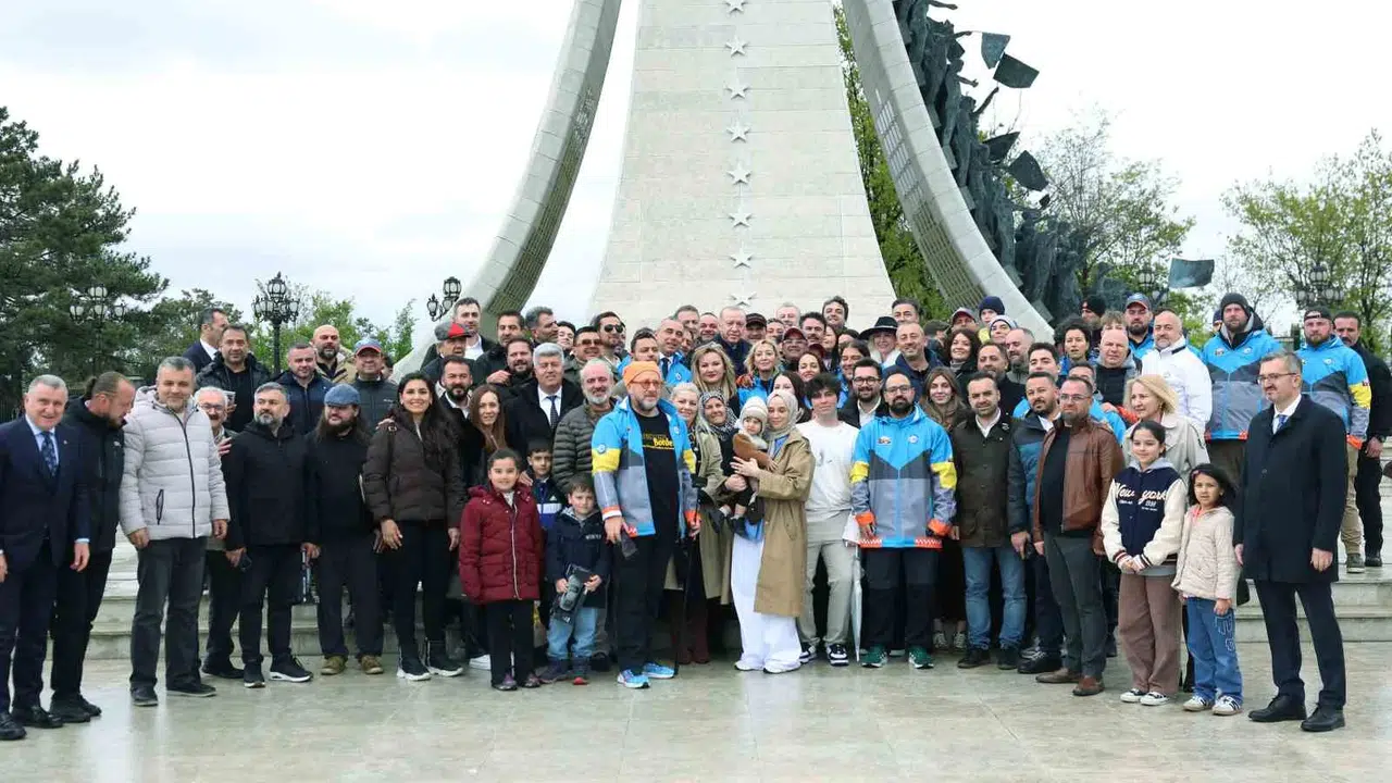 Külliye’de renkli veda: Cumhurbaşkanı Erdoğan rallicileri bizzat uğurladı