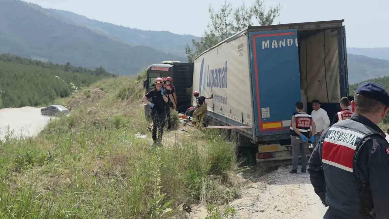Tire’de kahreden kaza: Can havliyle araçtan atladı ama dorsenin altında can verdi
