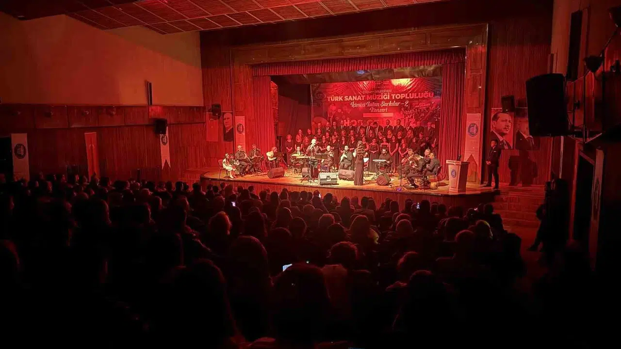 Müzik ziyafeti Çorum’u mest etti: Salonu dolduran sanatseverler unutulmaz bir gece yaşadı