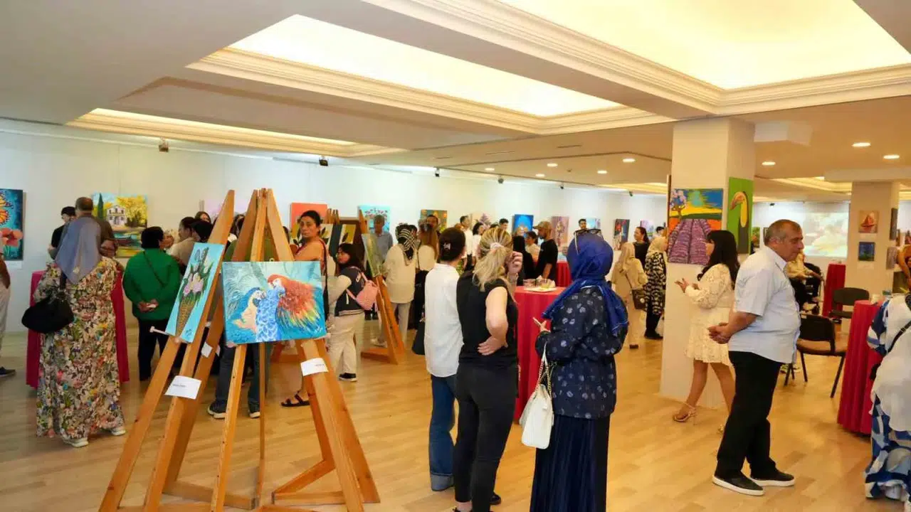 Fırçalar konuştu, sessiz çığlıklar tuvale döküldü: Alanya’da engellerin ötesine geçen sergi