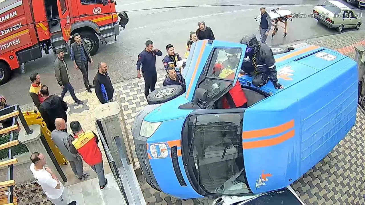 Ölümden döndüğü kazada kahramanı kurye oldu: Kargo minibüsü otomobilin üzerine uçtu