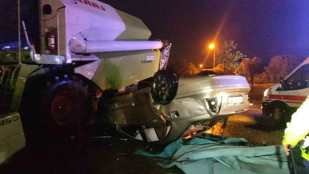 Çorlu'da korku dolu anlar: Kontrolden çıkan otomobil fuar alanına uçtu