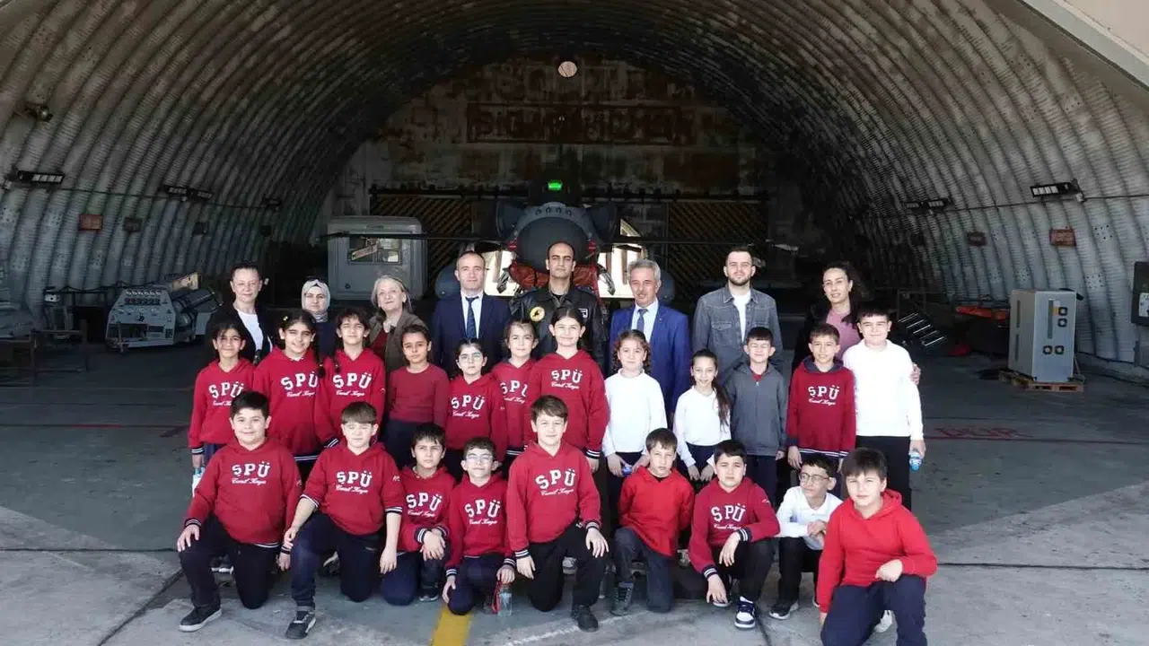 Geleceğin pilotları Bandırma’da: Minik öğrenciler çelik kanatlarla buluştu