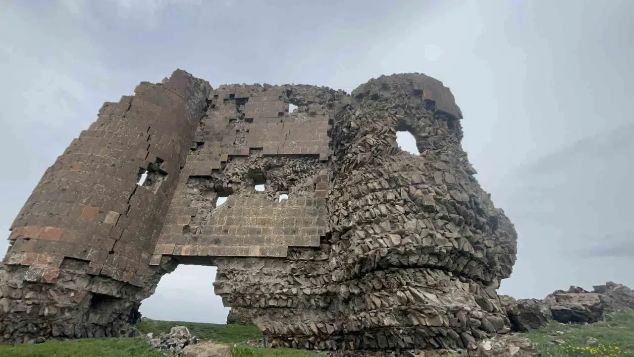 Sınır hattındaki sessiz çığlık: Bin yıllık Kız Kalesi zamana yenik düşüyor