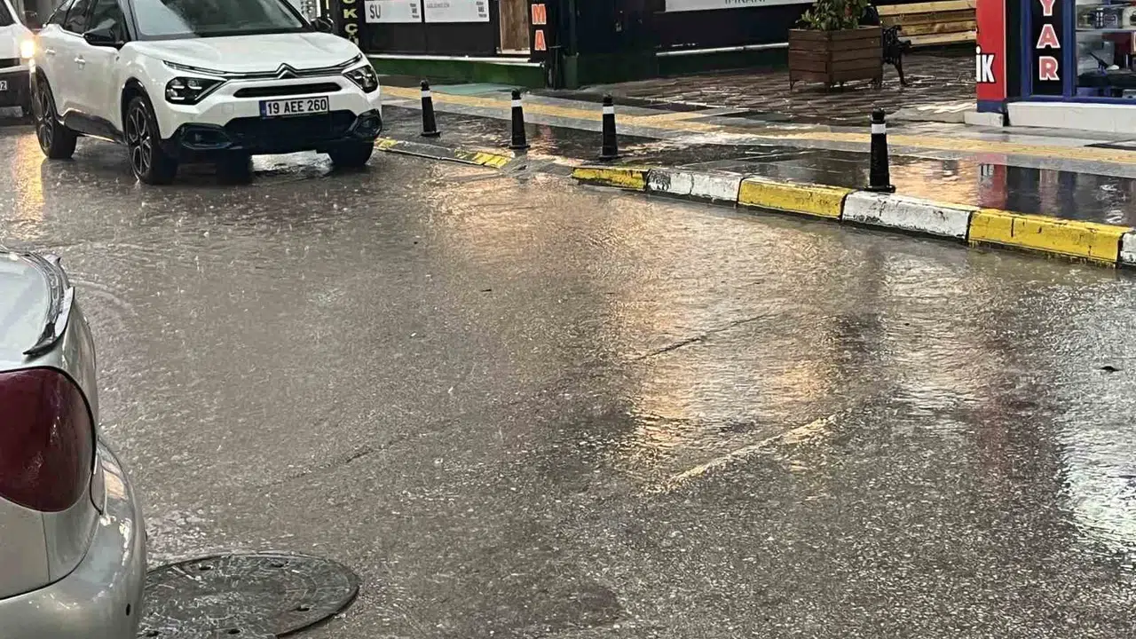 Çorum’da gökyüzü karardı: Sağanak yağış trafiği felç etti