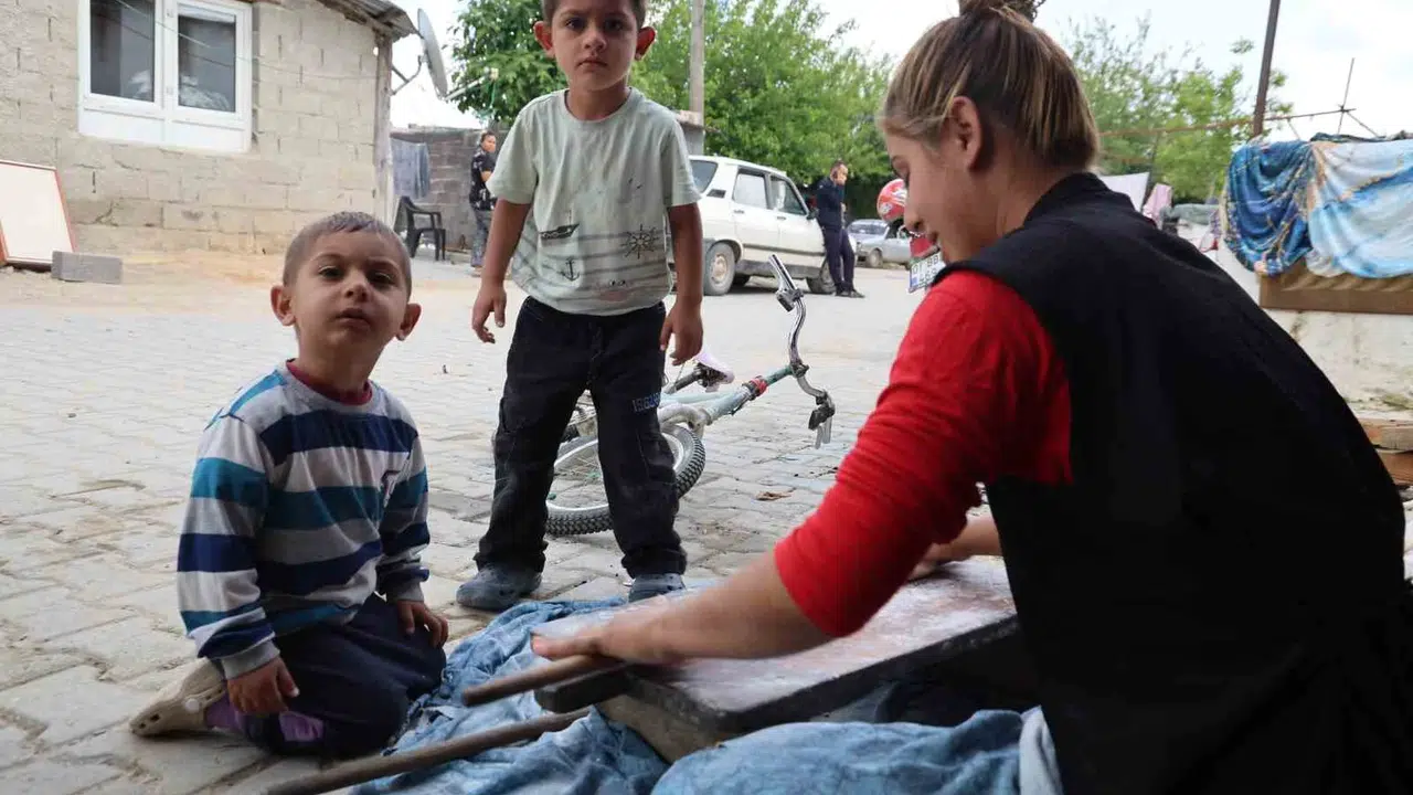Zorluklara inat gülümseyen anneler: Kerpiç evlerde Anneler Günü coşkusu