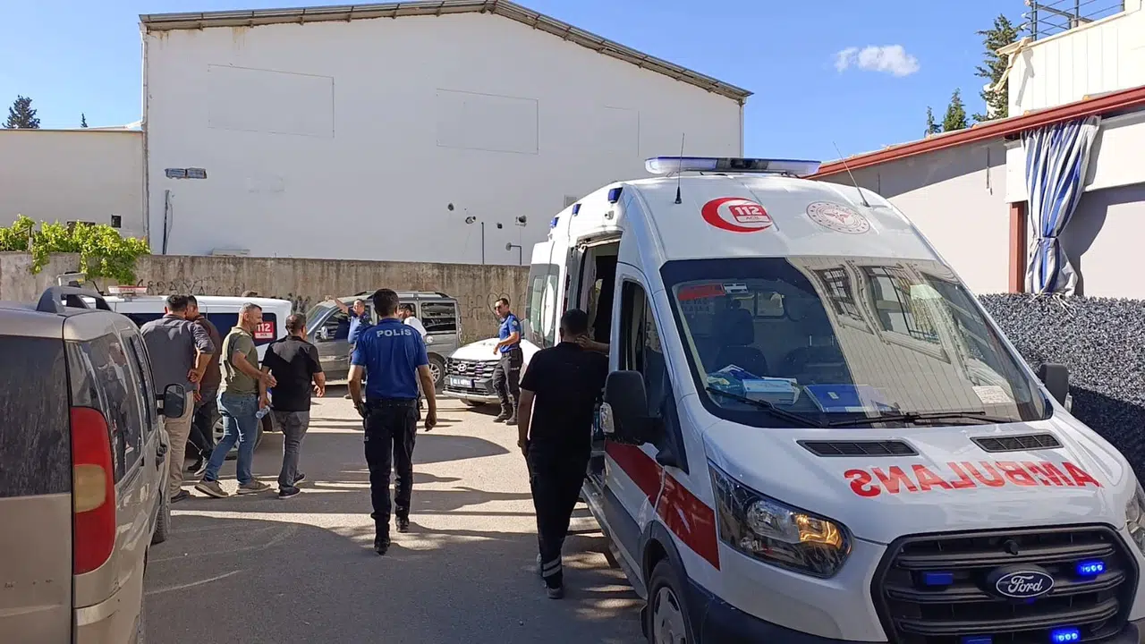 Trafikte dehşet anları: Maddi hasarlı kaza kanlı bitti