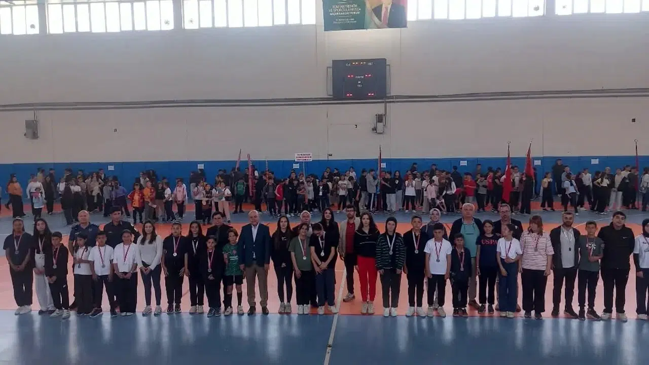 Ekranlardan uzaklaştılar, sahada ter döktüler: Yenipazar’da nostalji rüzgarı