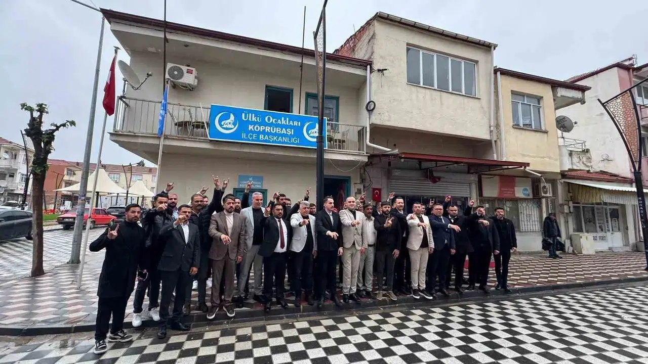 Kahraman gazi bayrağı devraldı: Köprübaşı Ülkü Ocakları’nda yeni dönem başladı