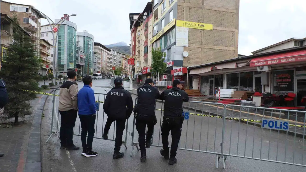 Hakkari'de kabus dolu gece: Temel kazısı binaları yerinden oynattı, esnaf kepenk kapattı