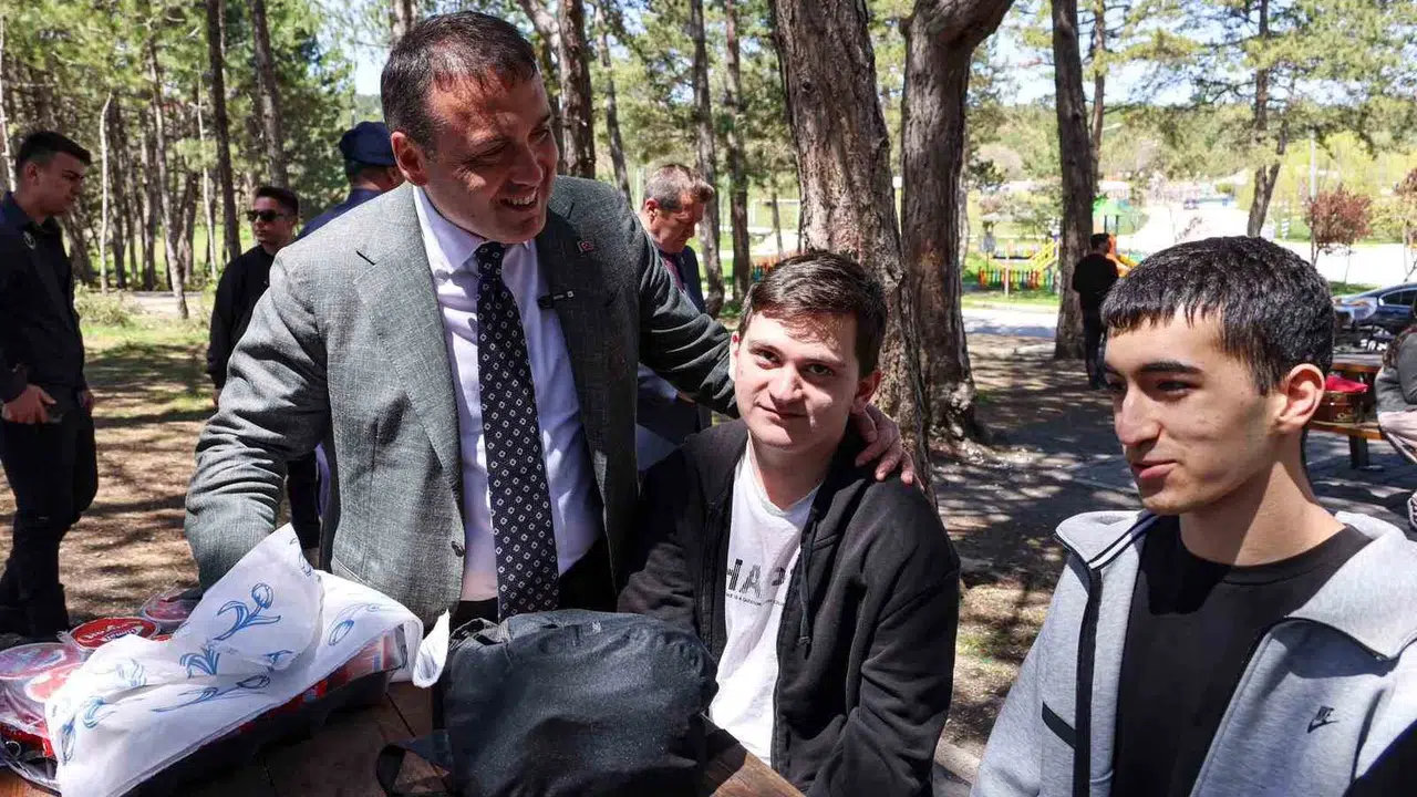 Sınav maratonunda moral dopingi: Vali Sözer gençlerle doğada buluştu